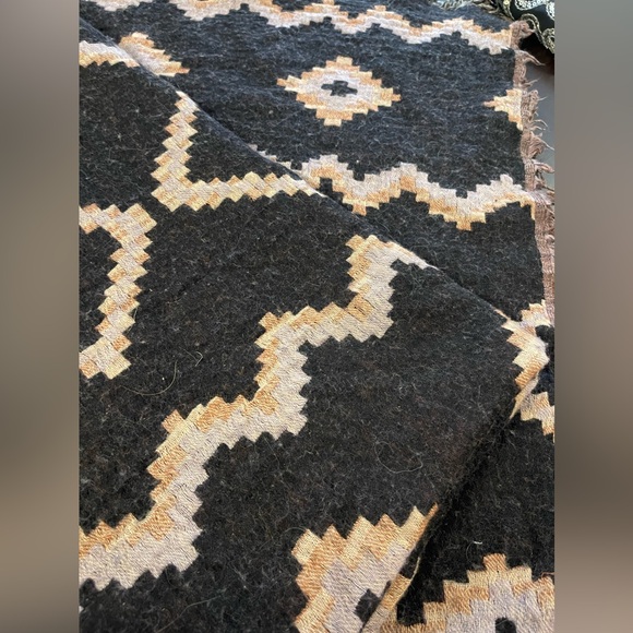 Aritzia merino wool blanket scarf - Picture 2 of 2